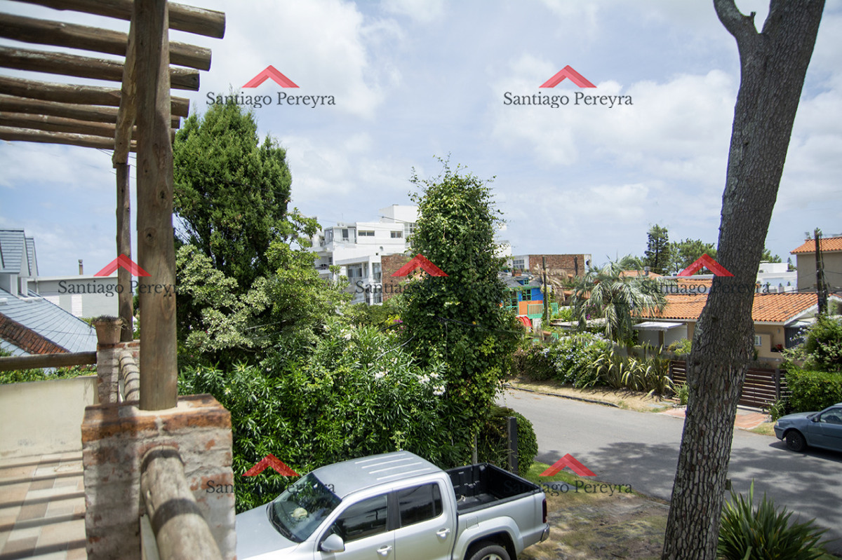 Casa ID.16851 - Excelente chalet de 5 dormitorios en venta a pasos de Playa Mansa Punta del Este