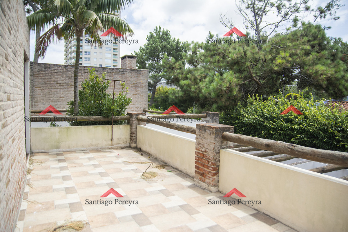 Casa ID.16851 - Excelente chalet de 5 dormitorios en venta a pasos de Playa Mansa Punta del Este