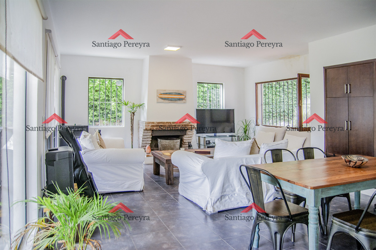 Casa ID.16851 - Excelente chalet de 5 dormitorios en venta a pasos de Playa Mansa Punta del Este