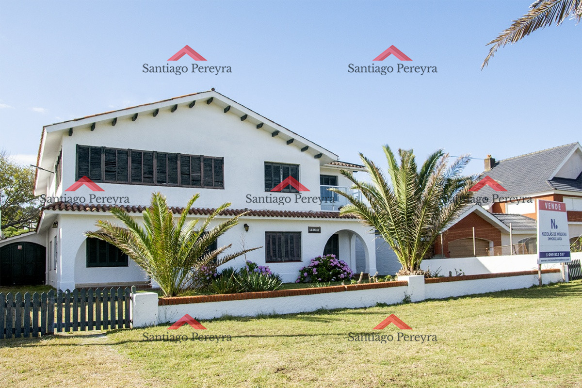 Casa ID.6476 - Importante residencia frente al mar en venta.