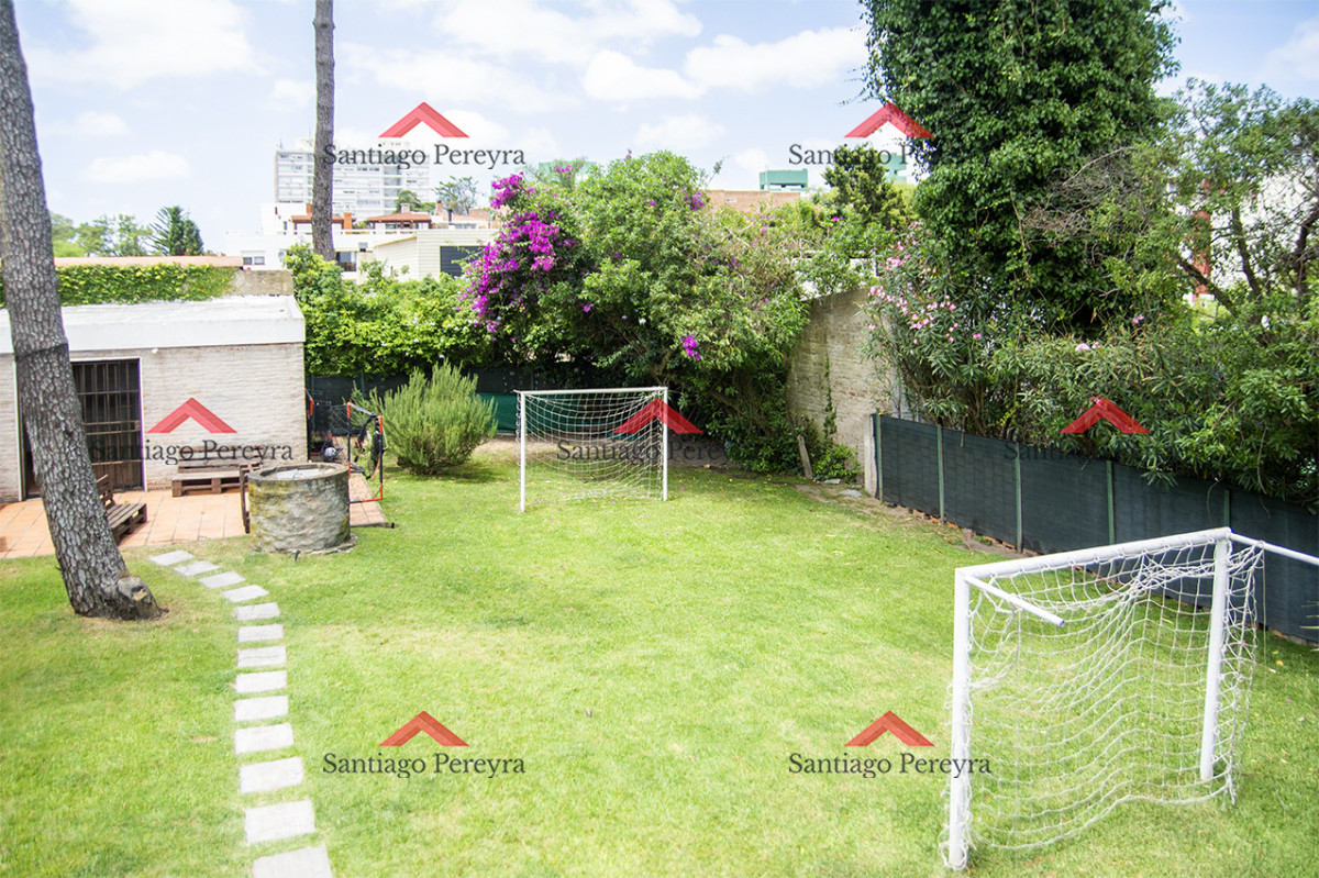 Casa ID.16851 - Excelente chalet de 5 dormitorios en venta a pasos de Playa Mansa Punta del Este