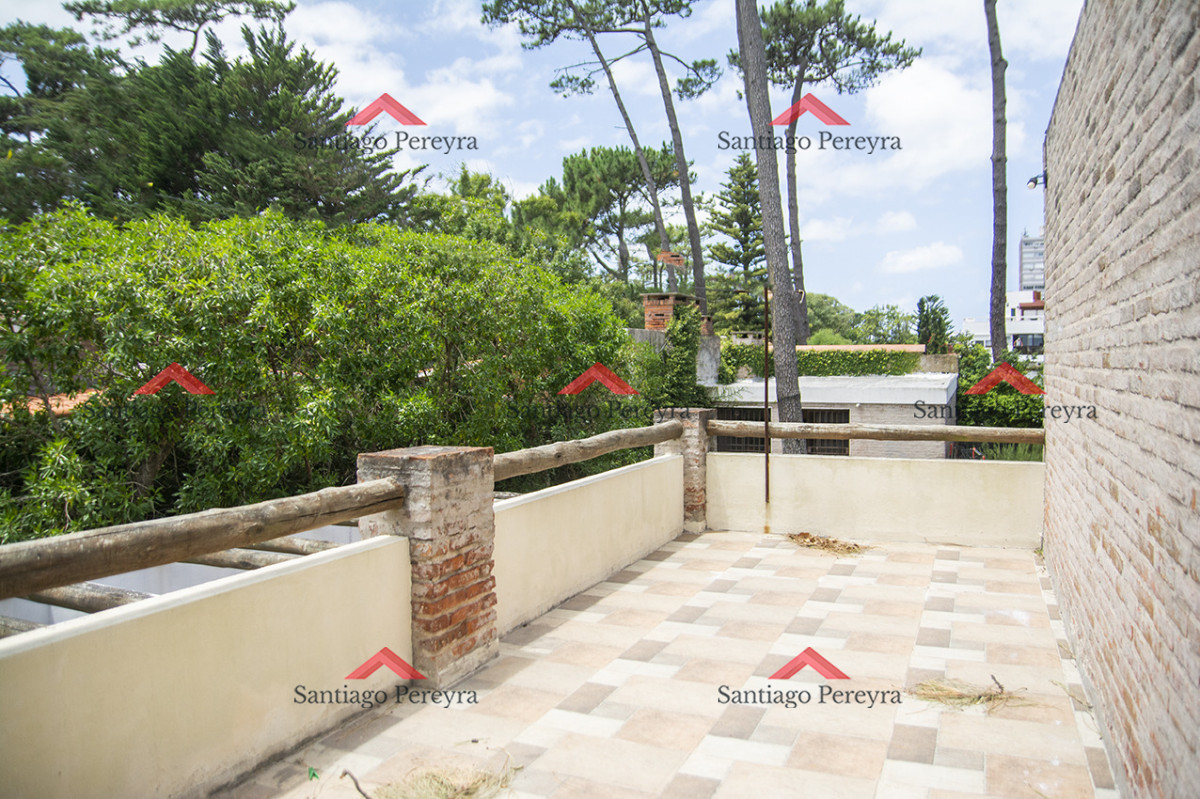 Casa ID.16851 - Excelente chalet de 5 dormitorios en venta a pasos de Playa Mansa Punta del Este