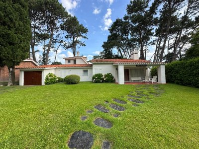 Gran casa estilo tradicional de 4 dormitorios en venta en Playa Mansa