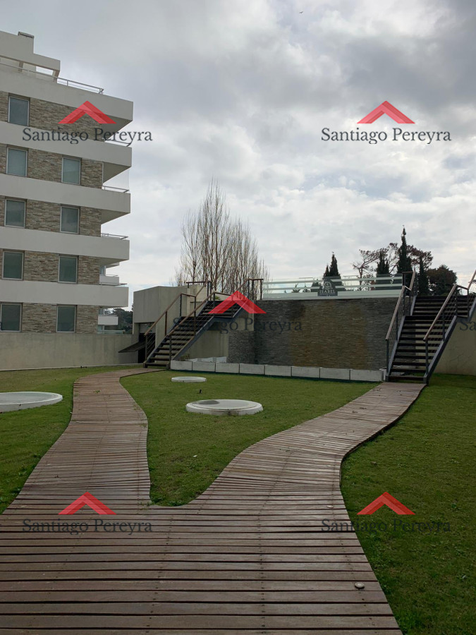 Apartamento ID.16383 - Vende apartamento de 3 dormitorios, con vista al mar desde su balcon con parrilla, en Mansa Punta del Este.