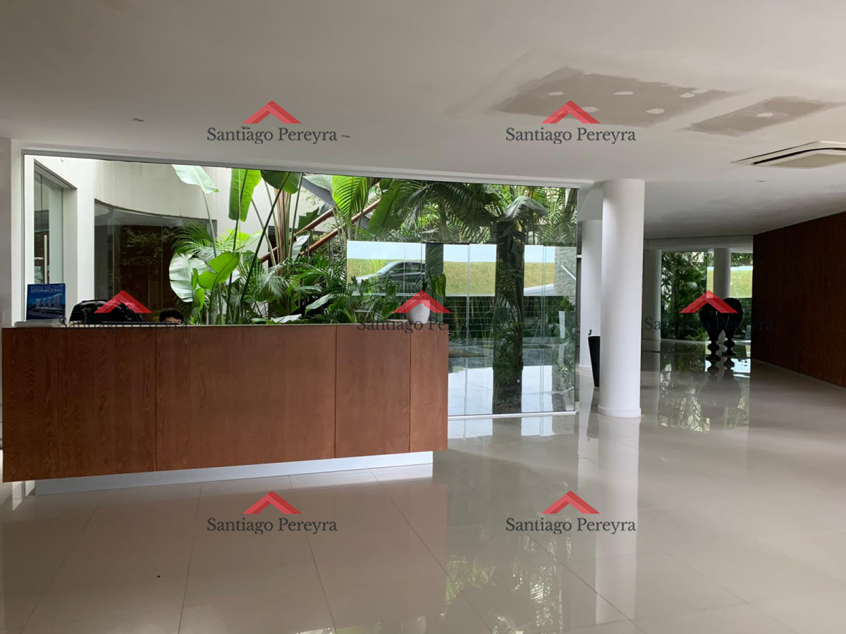Apartamento ID.16383 - Vende apartamento de 3 dormitorios, con vista al mar desde su balcon con parrilla, en Mansa Punta del Este.