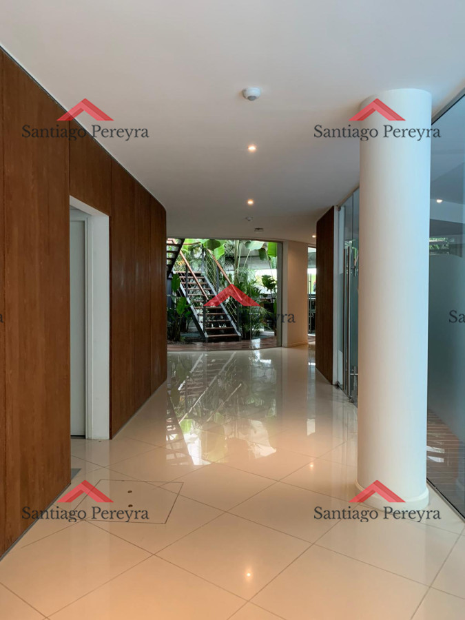 Apartamento ID.16383 - Vende apartamento de 3 dormitorios, con vista al mar desde su balcon con parrilla, en Mansa Punta del Este.
