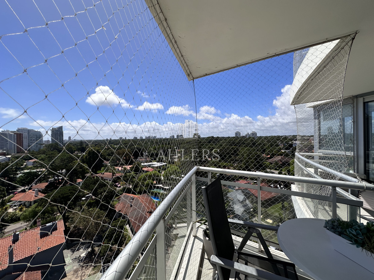 Apartamento ID.255 - Vende Apartamento de 3 dormitorios en Sunrise Tower, Punta del Este 