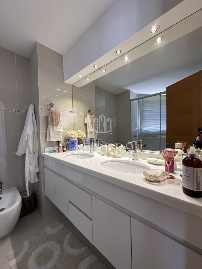 Apartamento ID.255 - Vende Apartamento de 3 dormitorios en Sunrise Tower, Punta del Este 