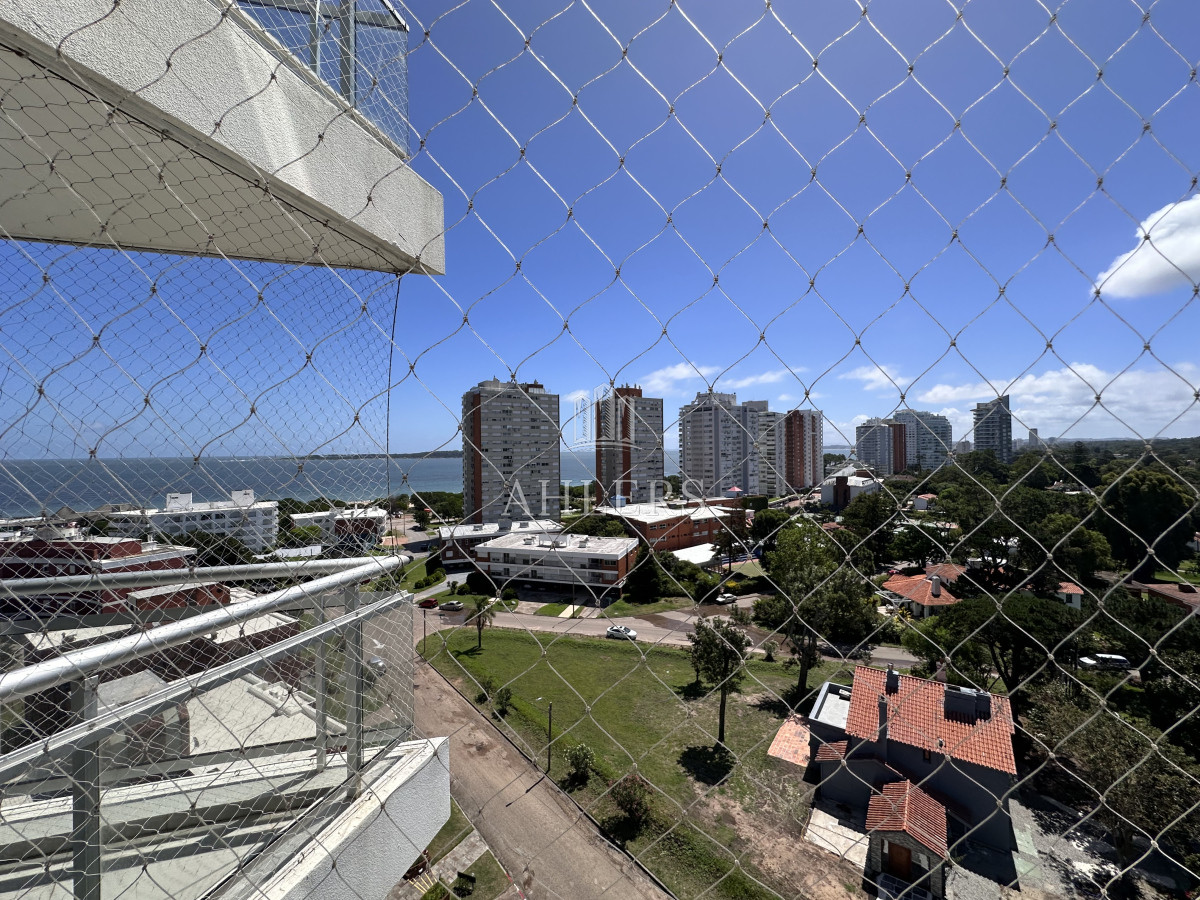 Apartamento ID.255 - Vende Apartamento de 3 dormitorios en Sunrise Tower, Punta del Este 