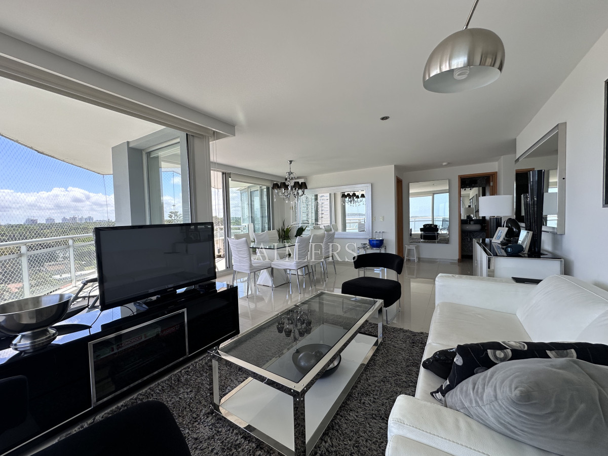 Apartamento ID.255 - Vende Apartamento de 3 dormitorios en Sunrise Tower, Punta del Este 