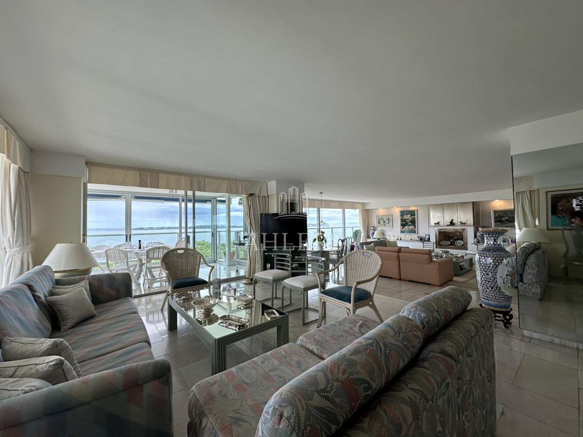 Apartamento ID.250 - Venta de Casa en San Rafael Punta del Este, de 4 dormitorios en suite