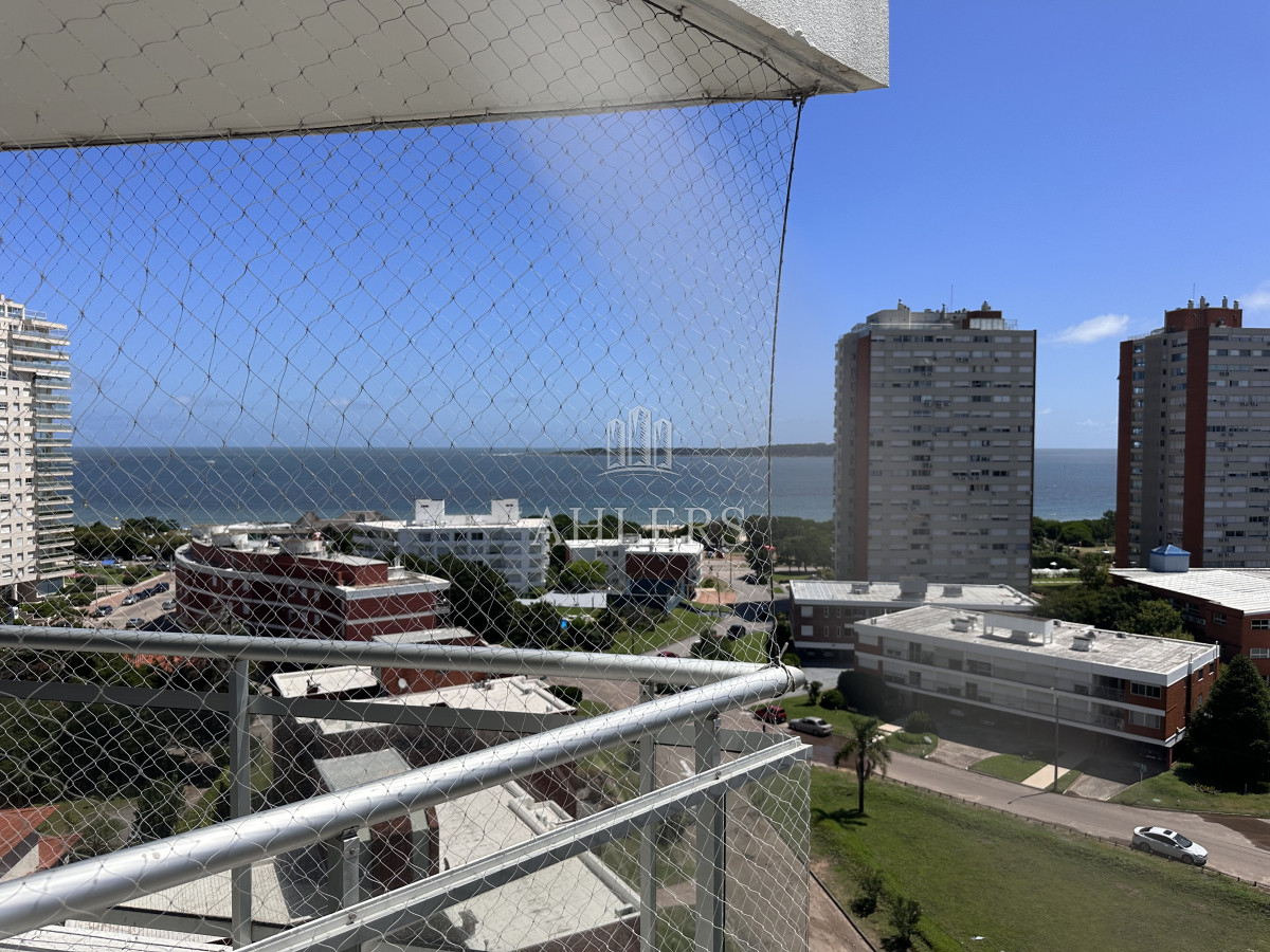 Apartamento ID.255 - Vende Apartamento de 3 dormitorios en Sunrise Tower, Punta del Este 