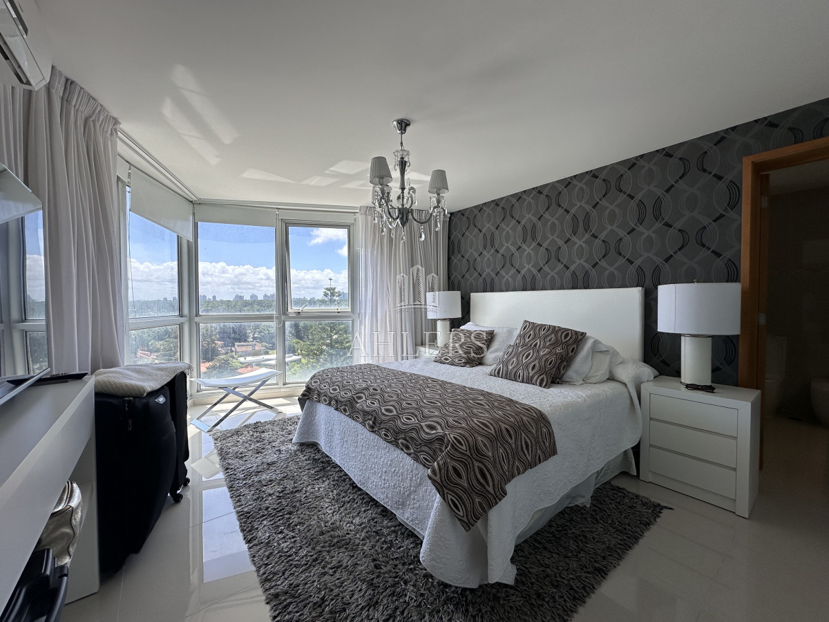 Apartamento ID.255 - Vende Apartamento de 3 dormitorios en Sunrise Tower, Punta del Este 
