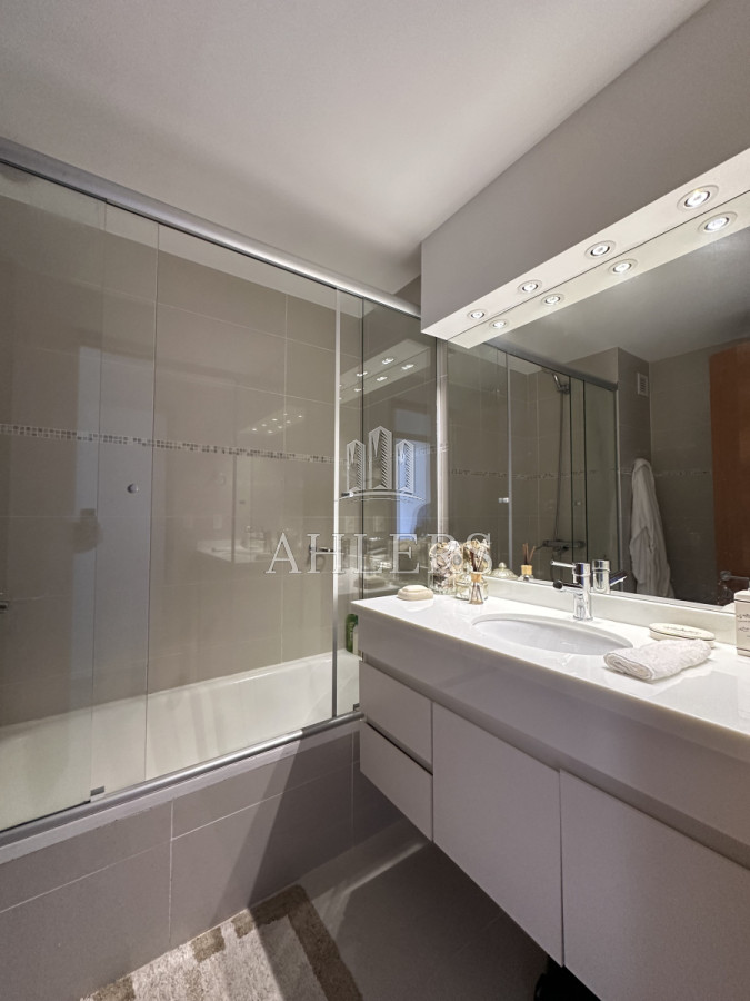 Apartamento ID.255 - Vende Apartamento de 3 dormitorios en Sunrise Tower, Punta del Este 