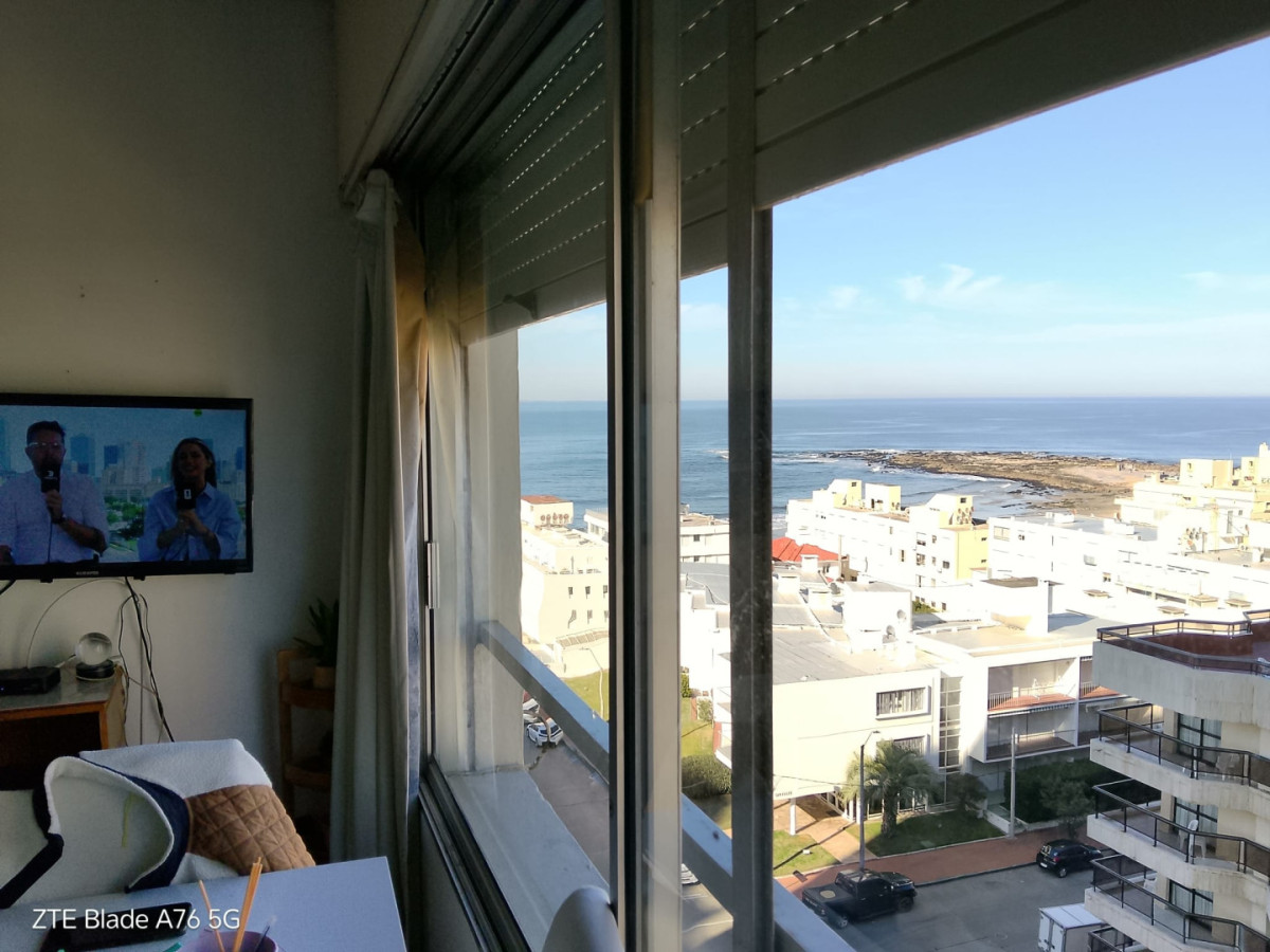 Vende depto con vista al mar en Punta 