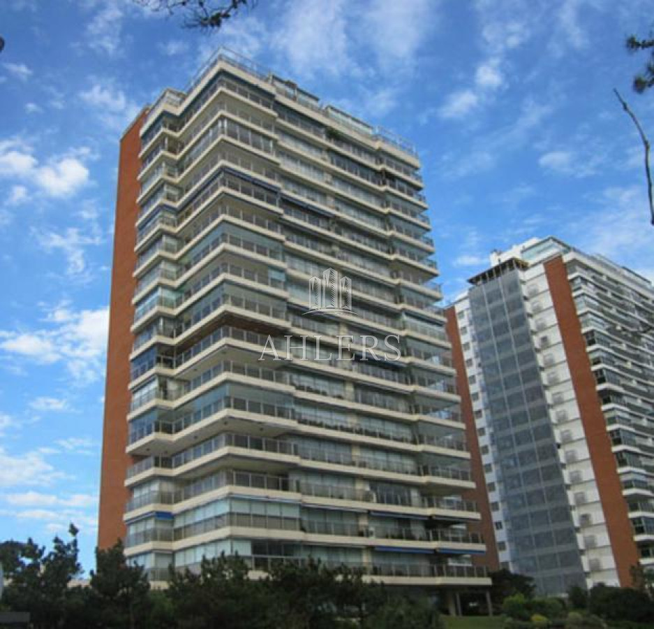 Apartamento ID.250 - Venta de Casa en San Rafael Punta del Este, de 4 dormitorios en suite