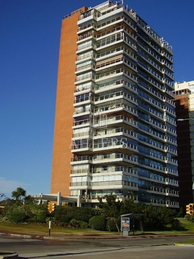 Apartamento ID.250 - Venta de Casa en San Rafael Punta del Este, de 4 dormitorios en suite