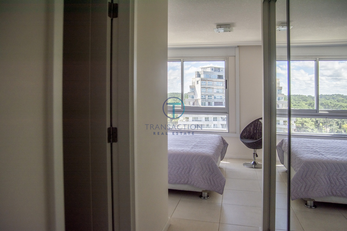 Apartamento ID.937/3-dormitorios-vista-despejada-a-la-laguna-y-al-mar. - Venta en Ocean Drive , 3 dormitorios, Punta del este  