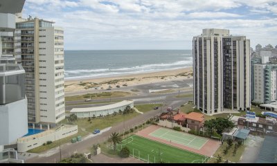 Vende Apartamento reciclado de 2 dormitorios más dependencia, con losa radiante y vista mar en Punta del Este