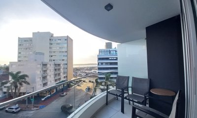 Vende apartamento penthouse en Sea Port, 2 dormitorios, vista al puerto, con parrillero, Peninsula, Punta del Este