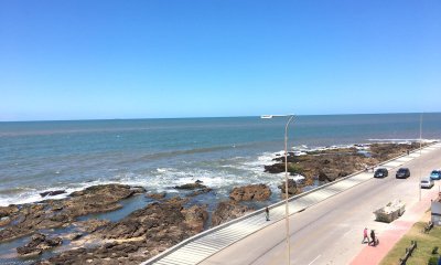 Ph con parrillero propio y 3 dormitorios en venta, frente al mar