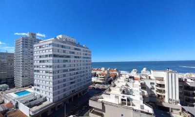 Vende apartamento de 2 dormitorios con vista al mar, Punta del Este.