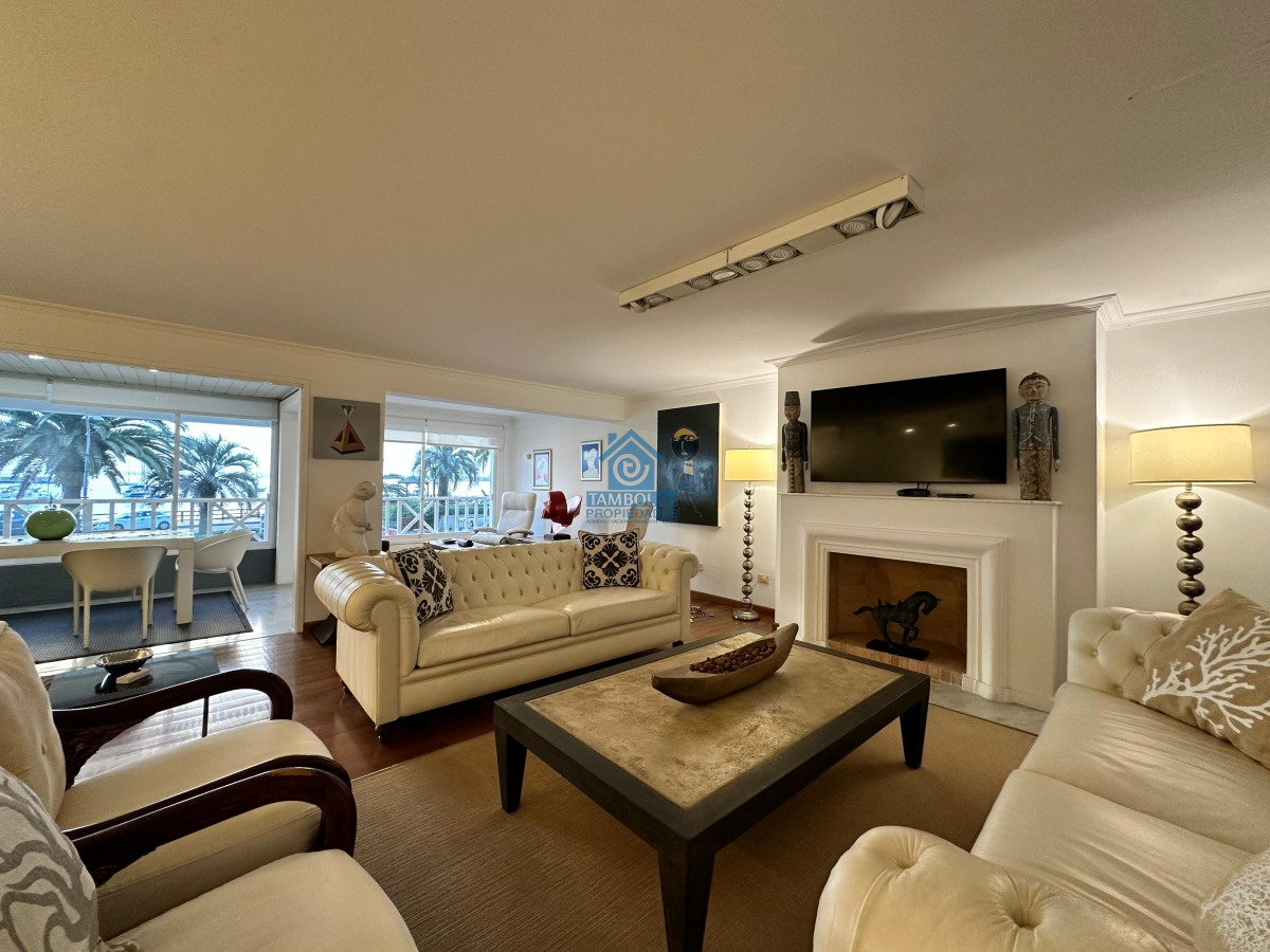 Apartamento ID.550 - Vende espléndido apartamento de 3 dormitorios, con vista al mar, en Puerto, Punta del Este