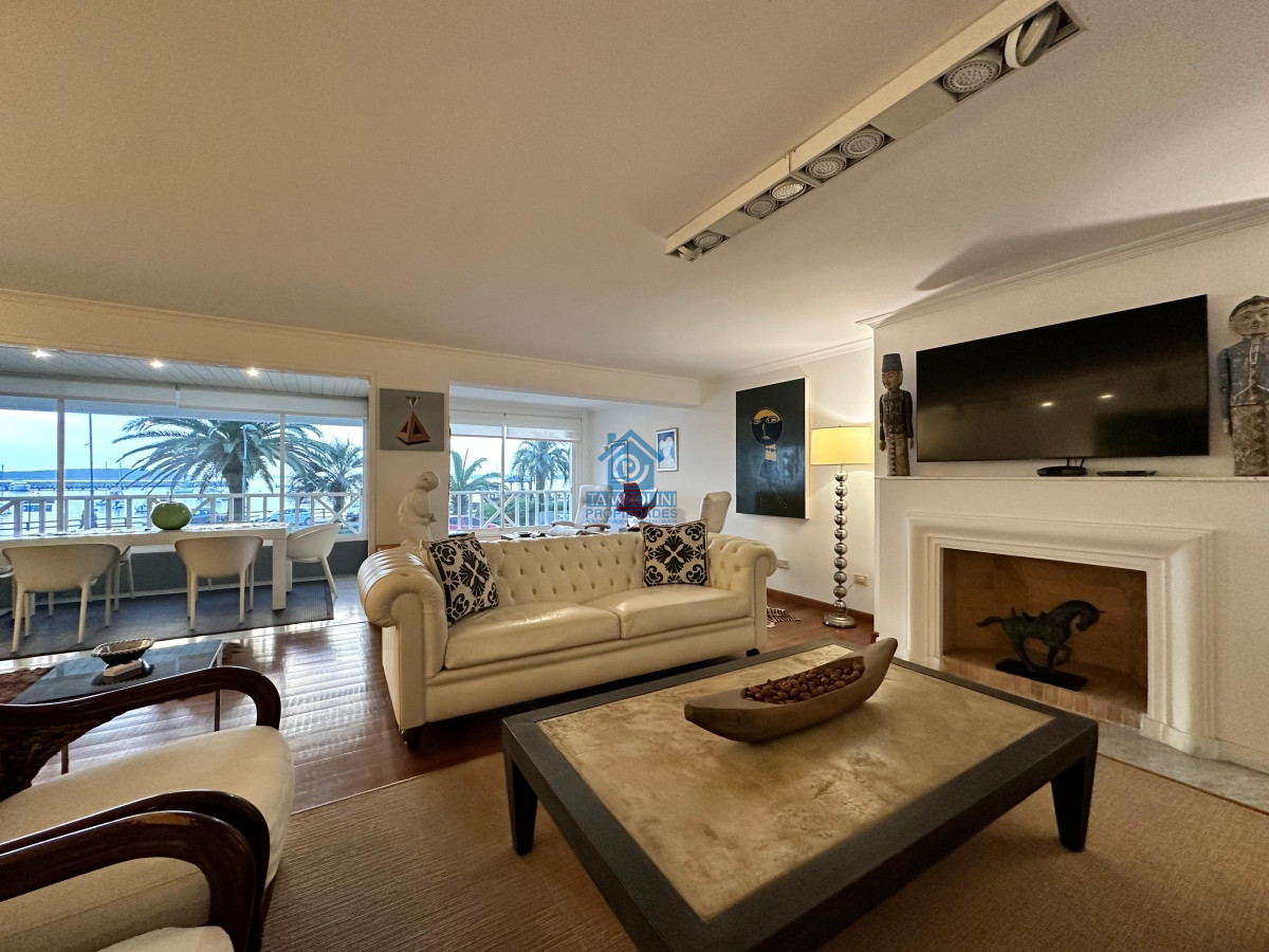 Apartamento ID.550 - Vende espléndido apartamento de 3 dormitorios, con vista al mar, en Puerto, Punta del Este