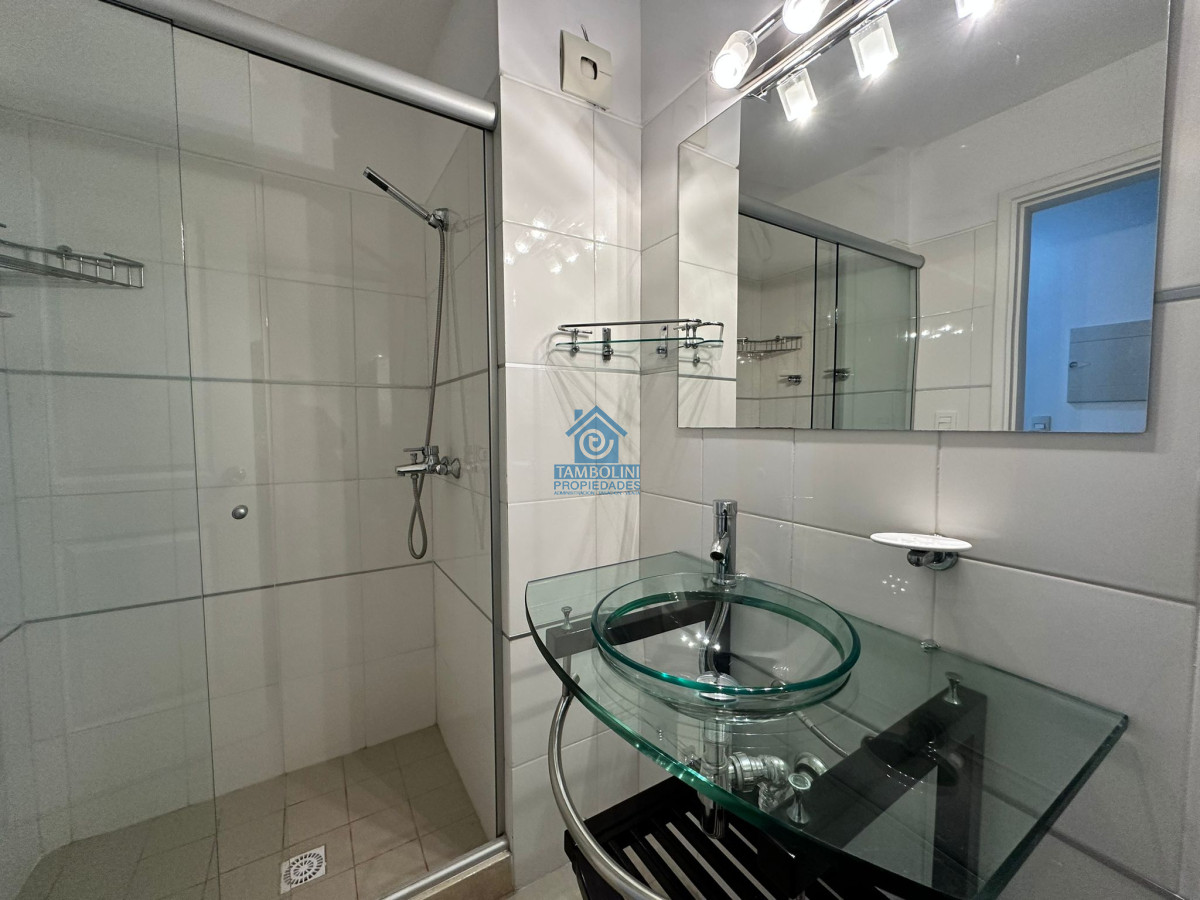 Apartamento ID.553 - Oportunidad. Vende apartamento de 2 dormitorios con azotea y parrillero, Punta del Este 