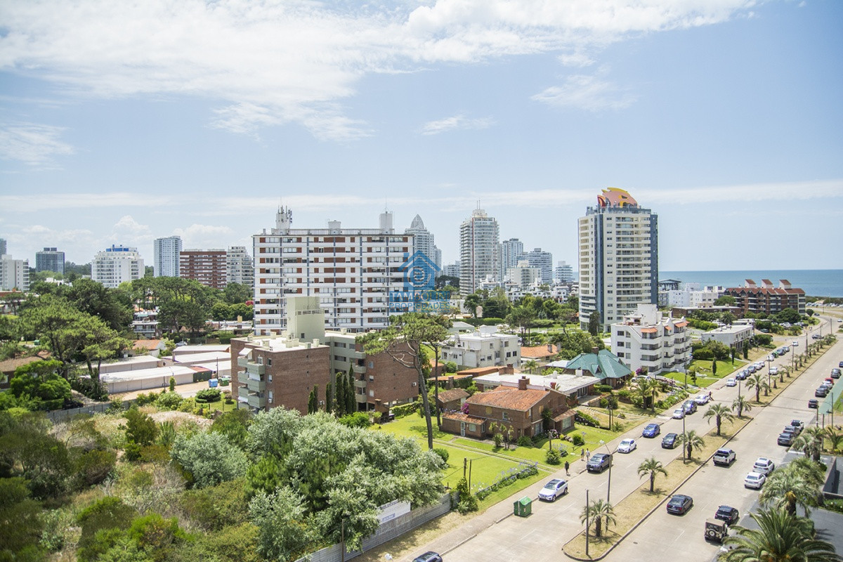 Apartamento ID.1134 - Vende apartamento de 2 dormitorios y medio en Chiverta, Reciclado completo. Punta del Este 