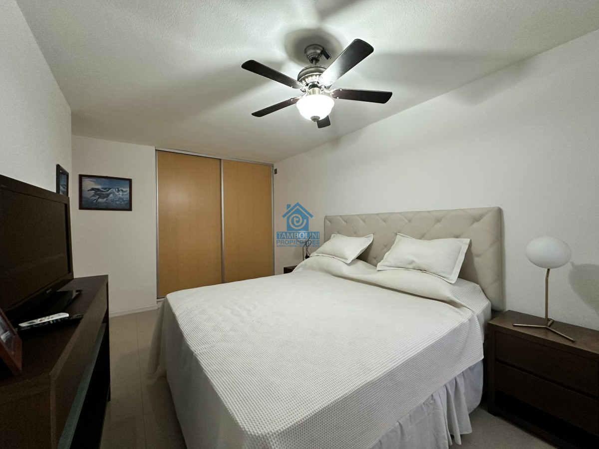 Apartamento ID.553 - Oportunidad. Vende apartamento de 2 dormitorios con azotea y parrillero, Punta del Este 