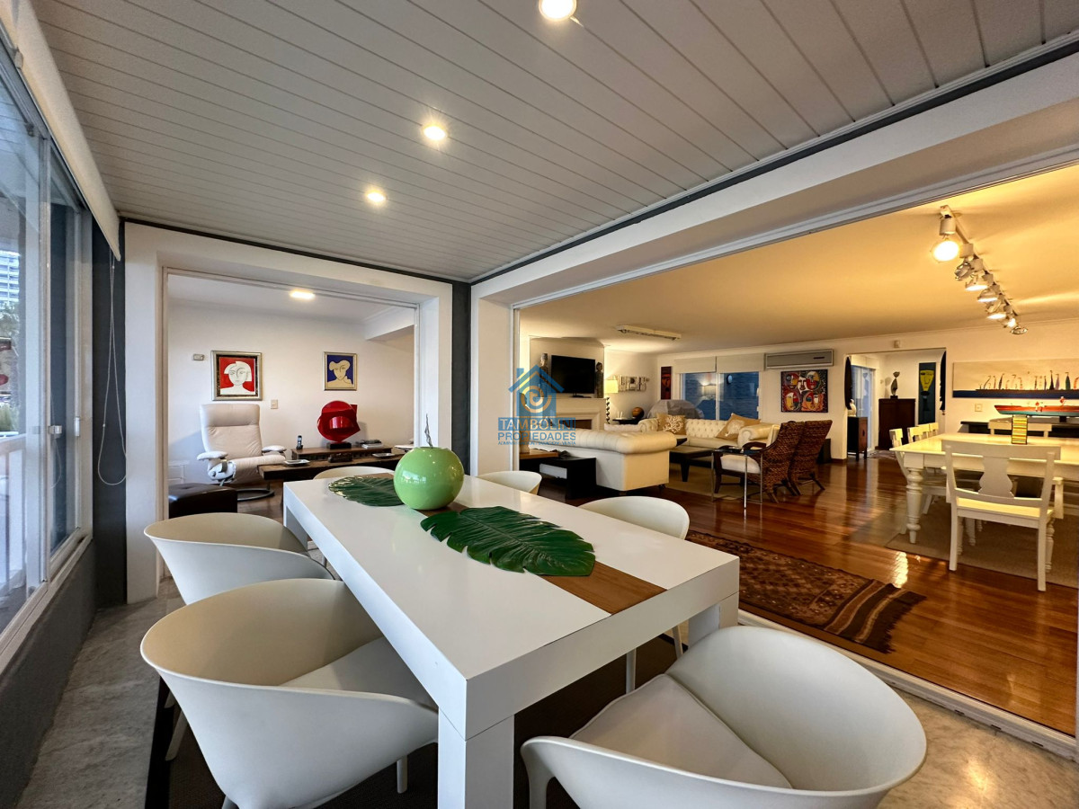 Apartamento ID.550 - Vende espléndido apartamento de 3 dormitorios, con vista al mar, en Puerto, Punta del Este