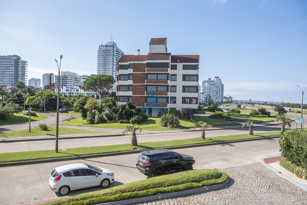 Apartamento ID.1135 - Vende departamento de 3 dormitorios en Ocean Tower, Punta del Este 