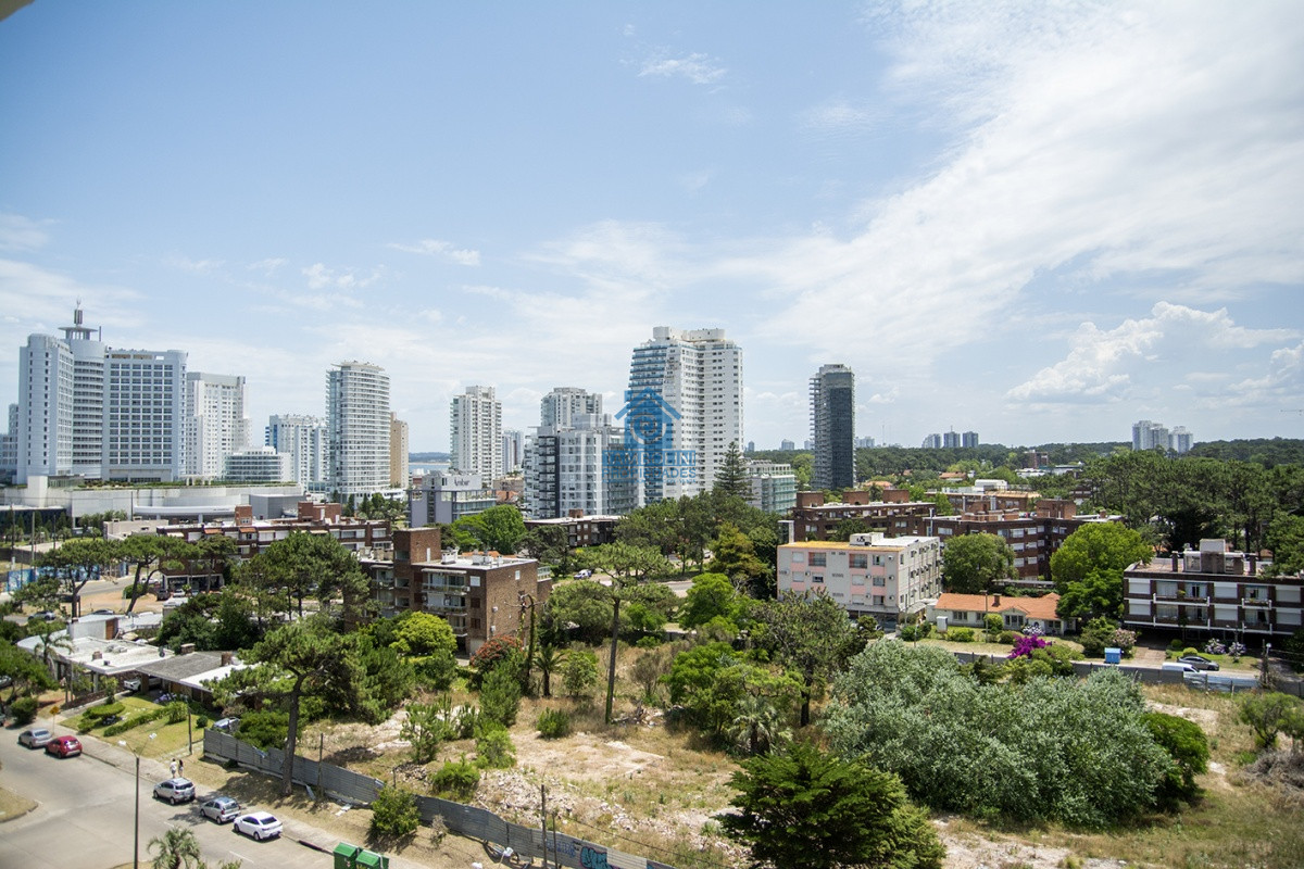 Apartamento ID.1134 - Vende apartamento de 2 dormitorios y medio en Chiverta, Reciclado completo. Punta del Este 