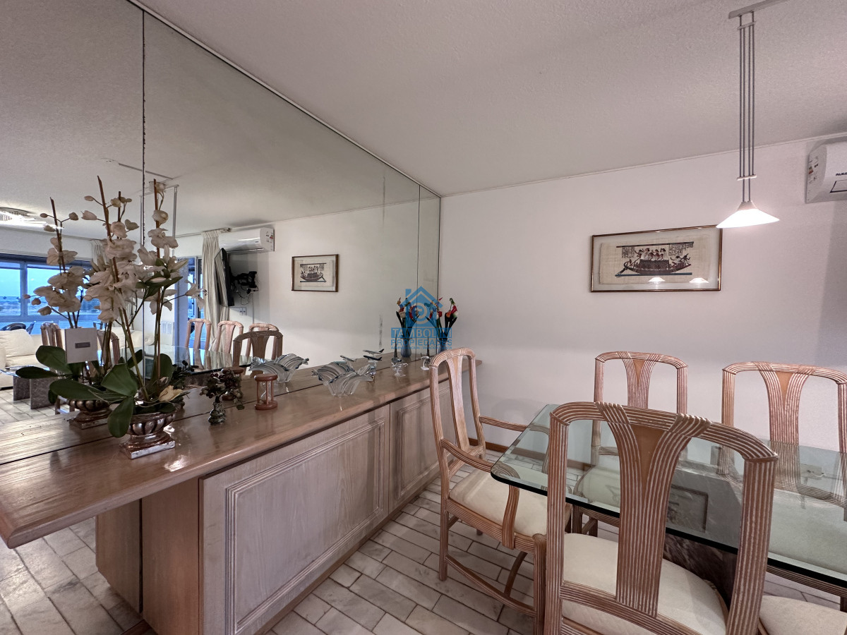 Apartamento ID.1137 - Vende apartamento de 3 dormitorios en Playa Brava, Punta del Este
