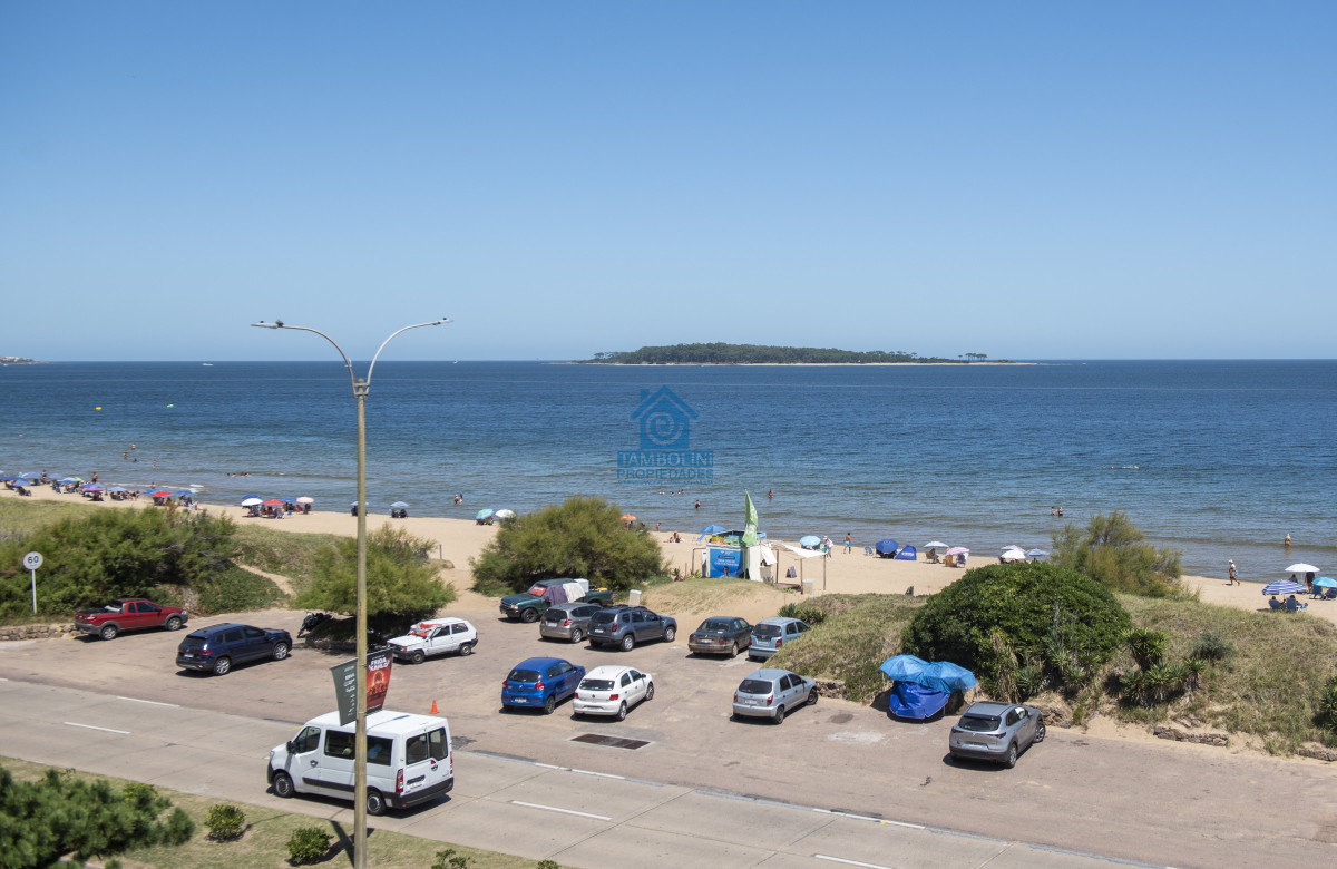 Apartamento ID.1141 - Vende hermoso Penthouse en Playa Mansa con azotea propia en Punta del Este