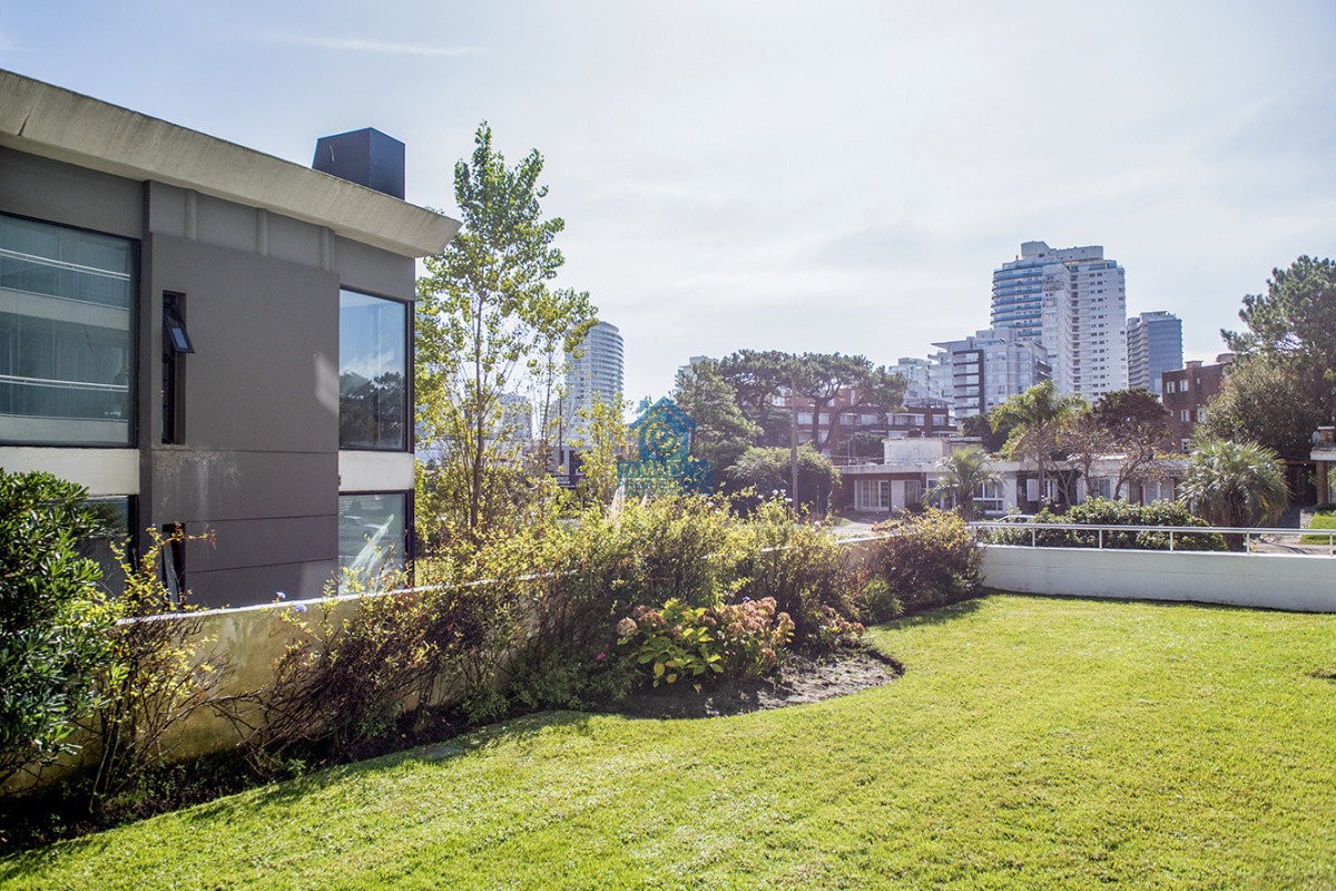 Apartamento ID.719 - Oportunidad. Vende departamento de 2 dormitorios en Punta del Este