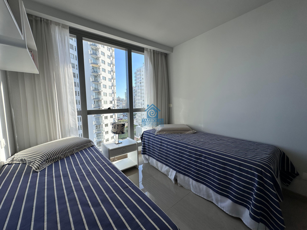 Apartamento ID.1124 - Vende departamento de 2 dormitorios finamente decorado en Torre Onix, Punta del Este