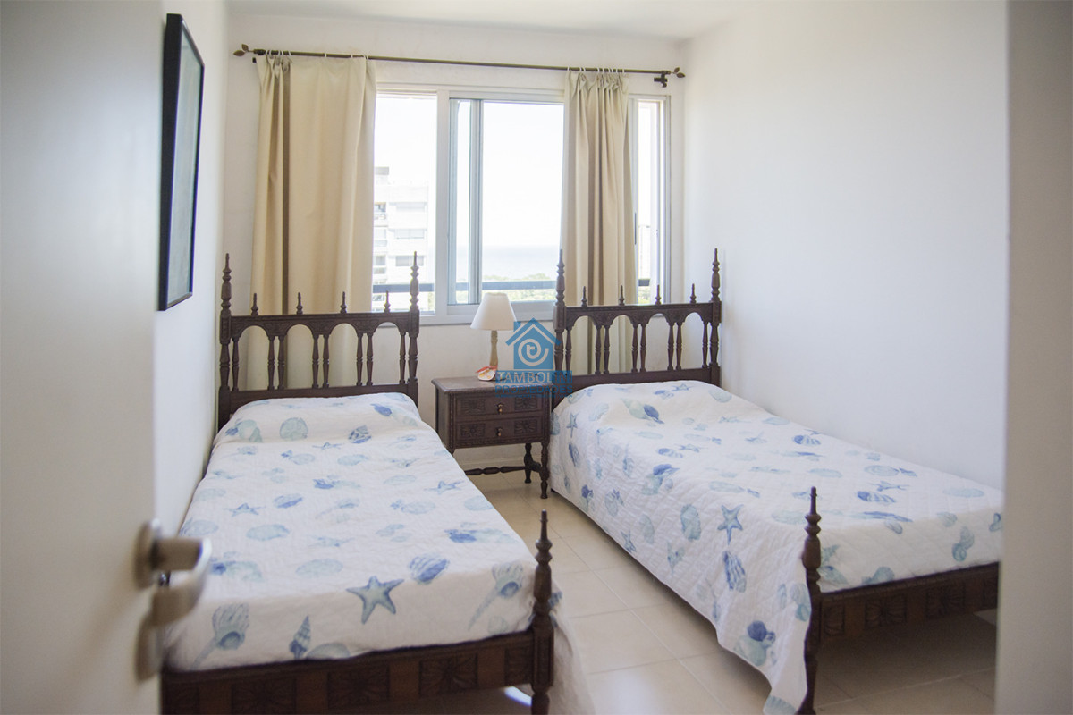 Apartamento ID.1228 - Vende apto de 2 dormitorios con vista al mar en Punta del este