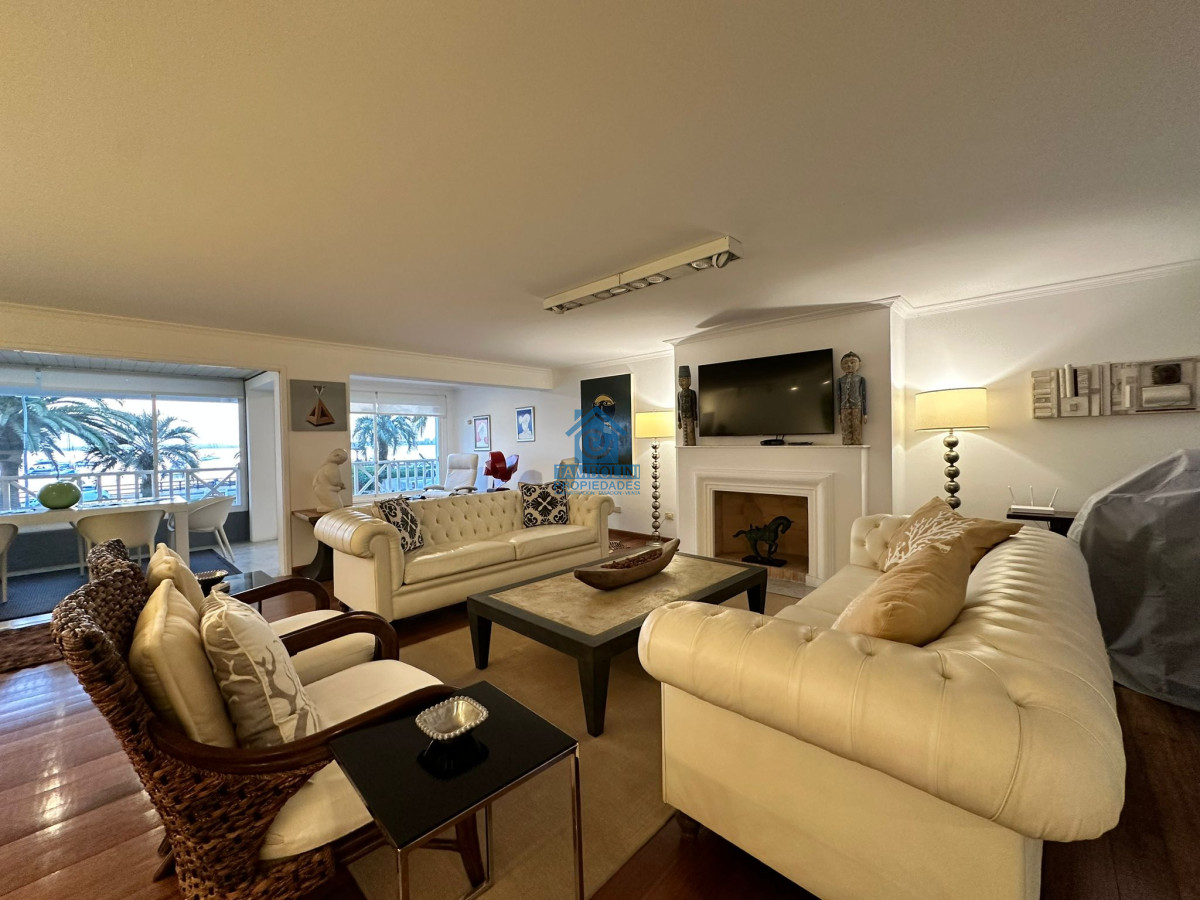 Apartamento ID.550 - Vende espléndido apartamento de 3 dormitorios, con vista al mar, en Puerto, Punta del Este