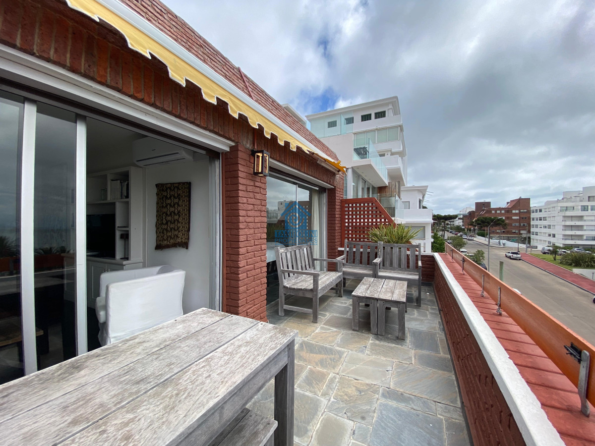 Apartamento ID.1143 - Vende apartamento con vista al mar de 3 dormitorios, Punta del Este