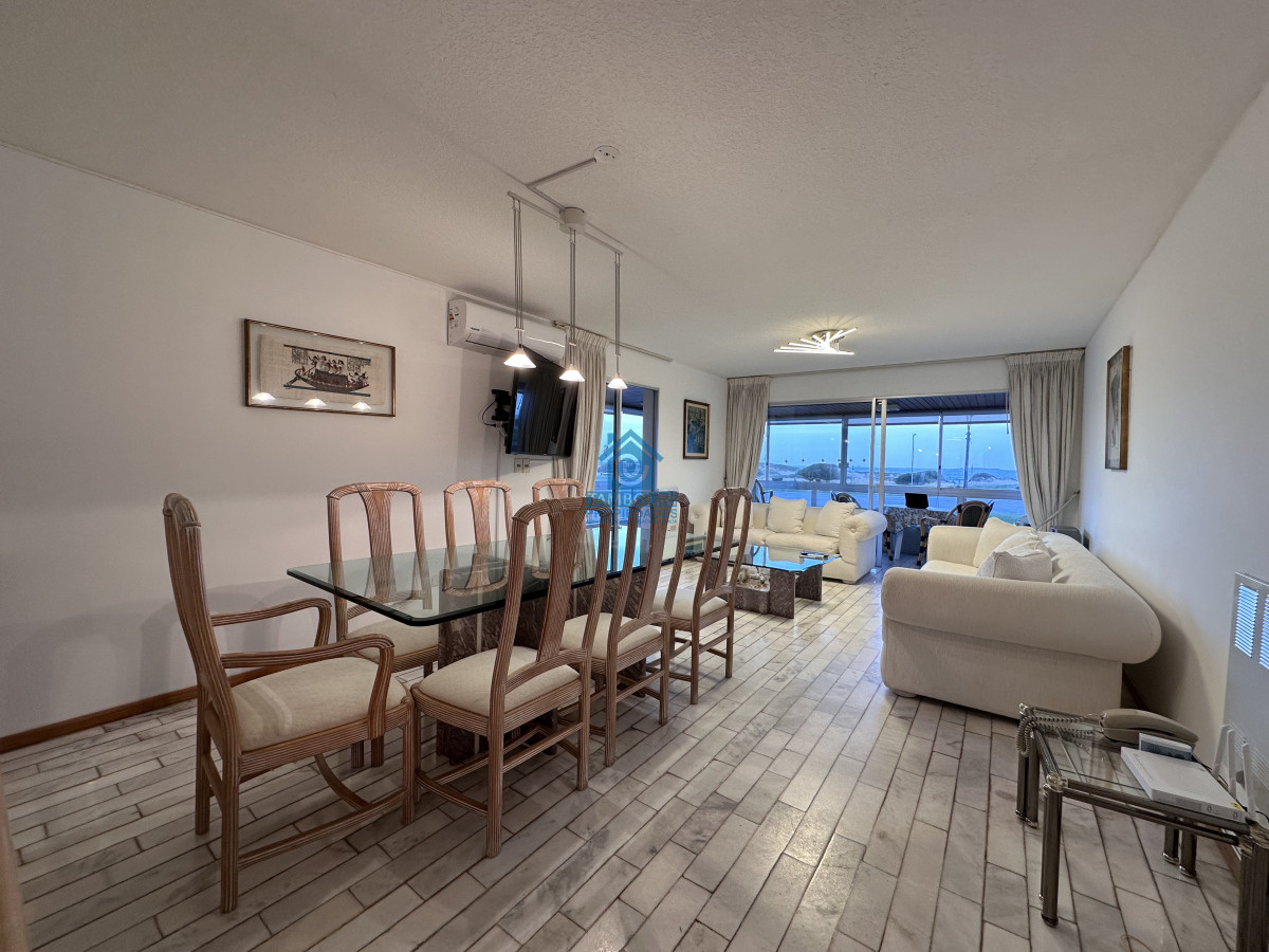 Apartamento ID.1137 - Vende apartamento de 3 dormitorios en Playa Brava, Punta del Este