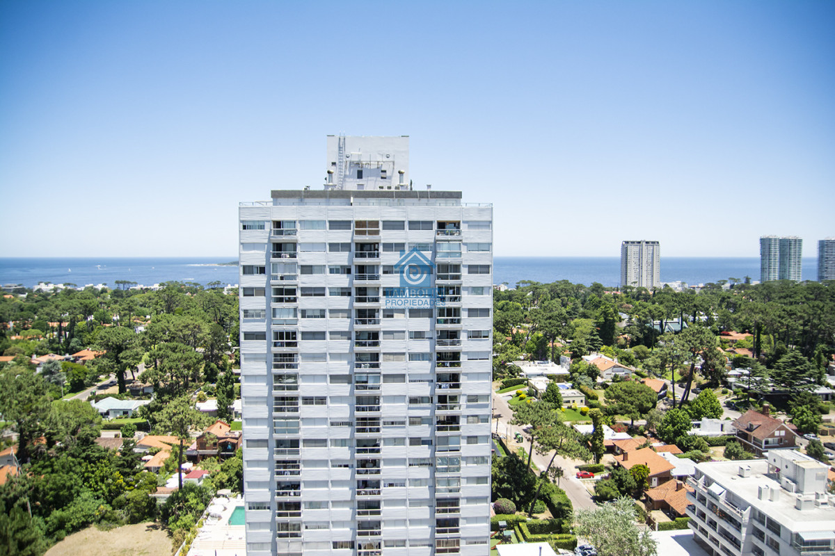 Apartamento ID.1228 - Vende apto de 2 dormitorios con vista al mar en Punta del este