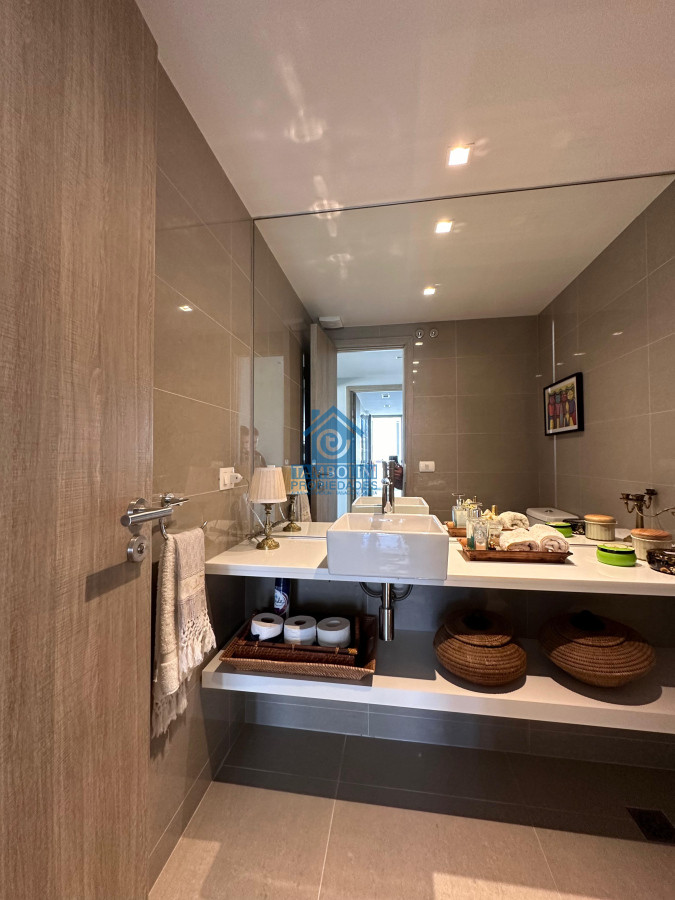 Apartamento ID.1124 - Vende departamento de 2 dormitorios finamente decorado en Torre Onix, Punta del Este