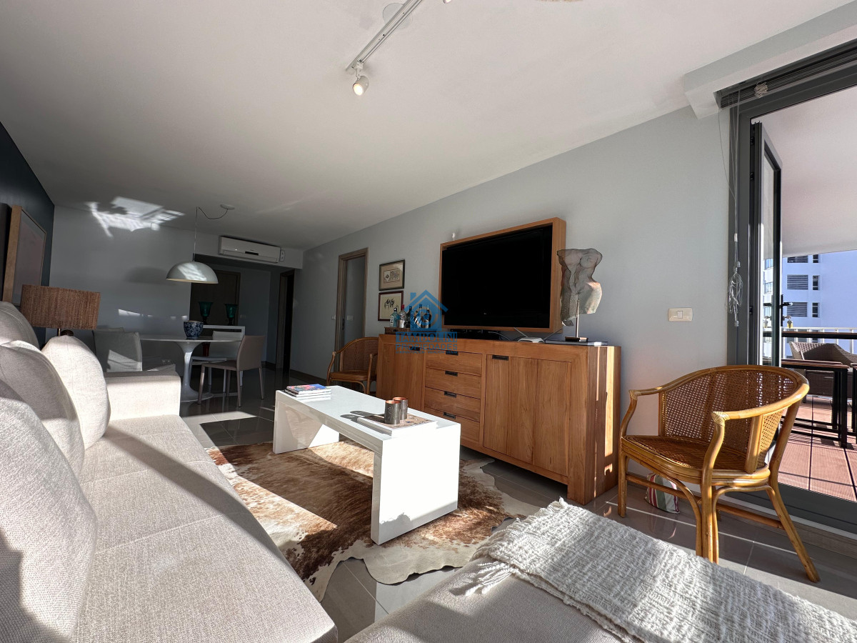 Apartamento ID.1124 - Vende departamento de 2 dormitorios finamente decorado en Torre Onix, Punta del Este