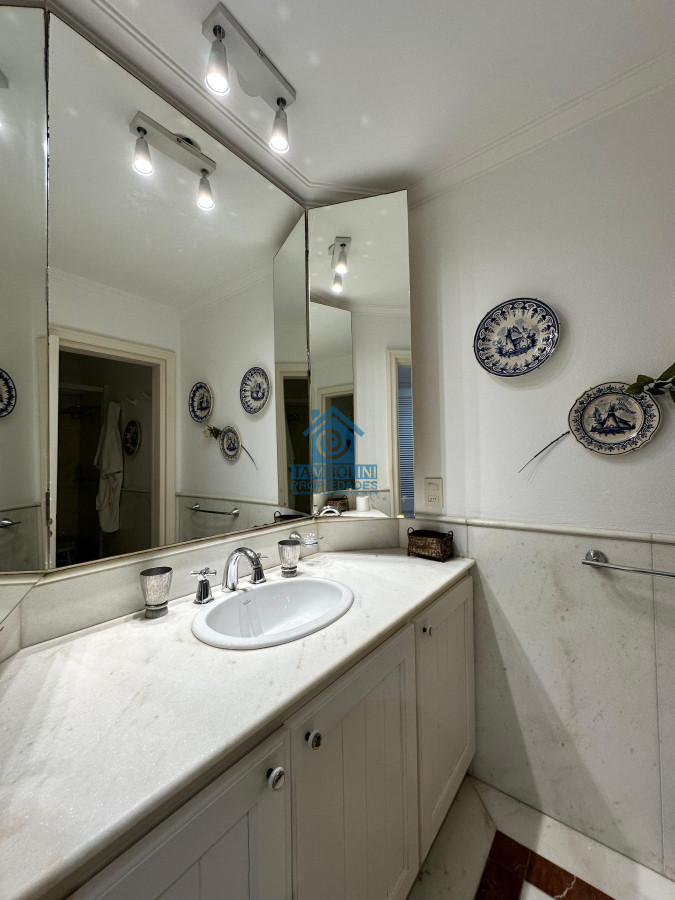 Apartamento ID.550 - Vende espléndido apartamento de 3 dormitorios, con vista al mar, en Puerto, Punta del Este