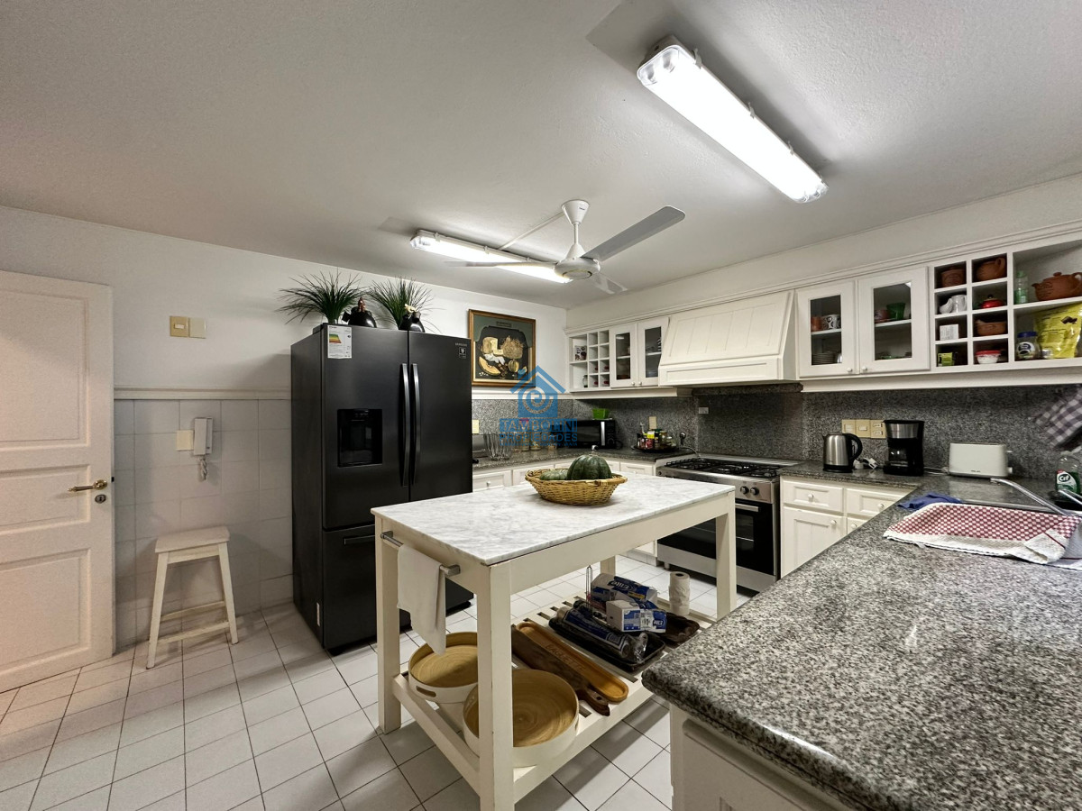 Apartamento ID.550 - Vende espléndido apartamento de 3 dormitorios, con vista al mar, en Puerto, Punta del Este