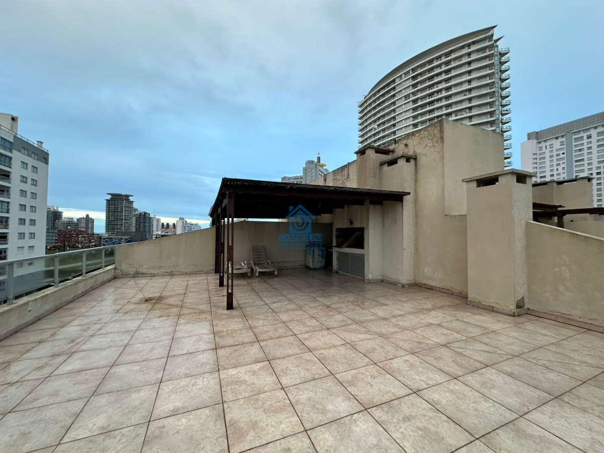 Apartamento ID.553 - Oportunidad. Vende apartamento de 2 dormitorios con azotea y parrillero, Punta del Este 