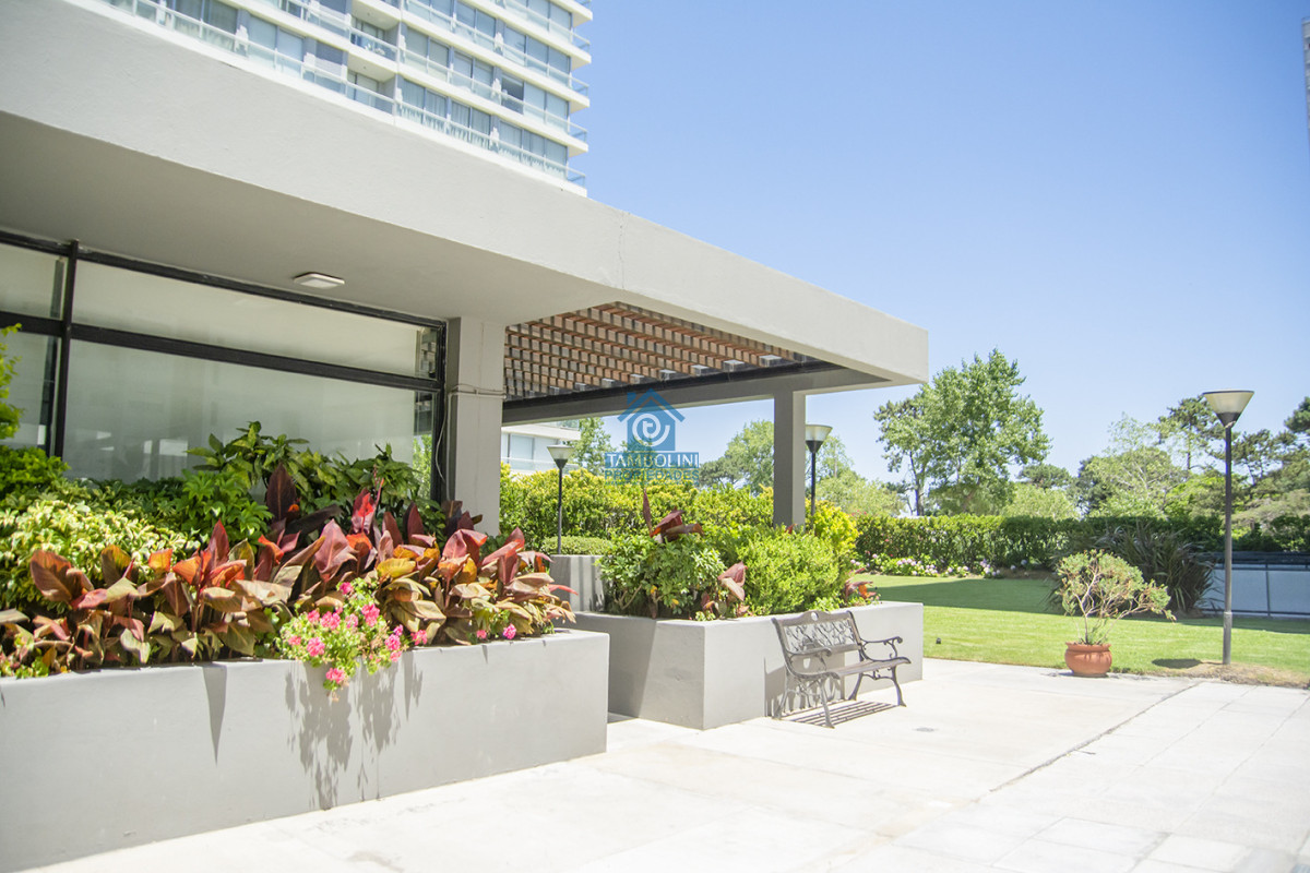 Apartamento ID.1228 - Vende apto de 2 dormitorios con vista al mar en Punta del este