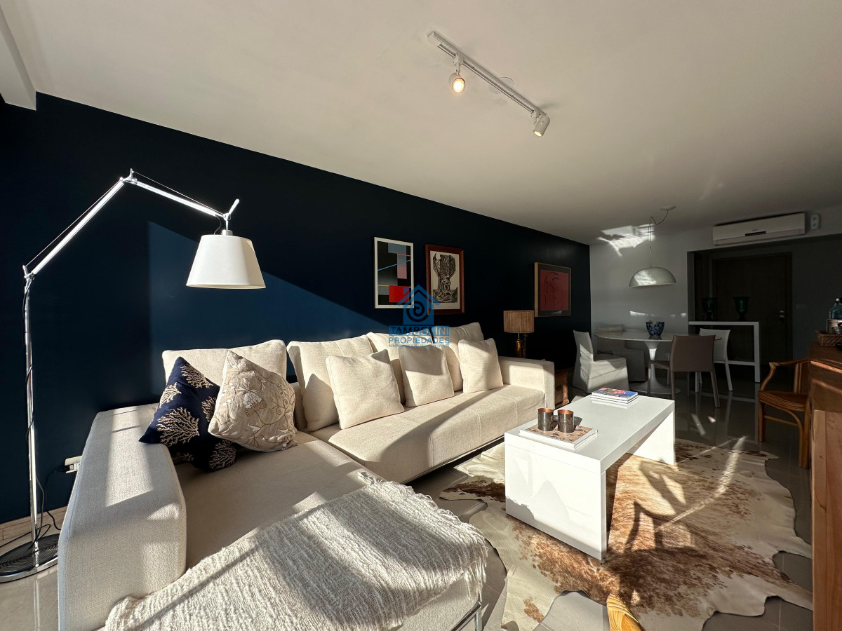 Apartamento ID.1124 - Vende departamento de 2 dormitorios finamente decorado en Torre Onix, Punta del Este
